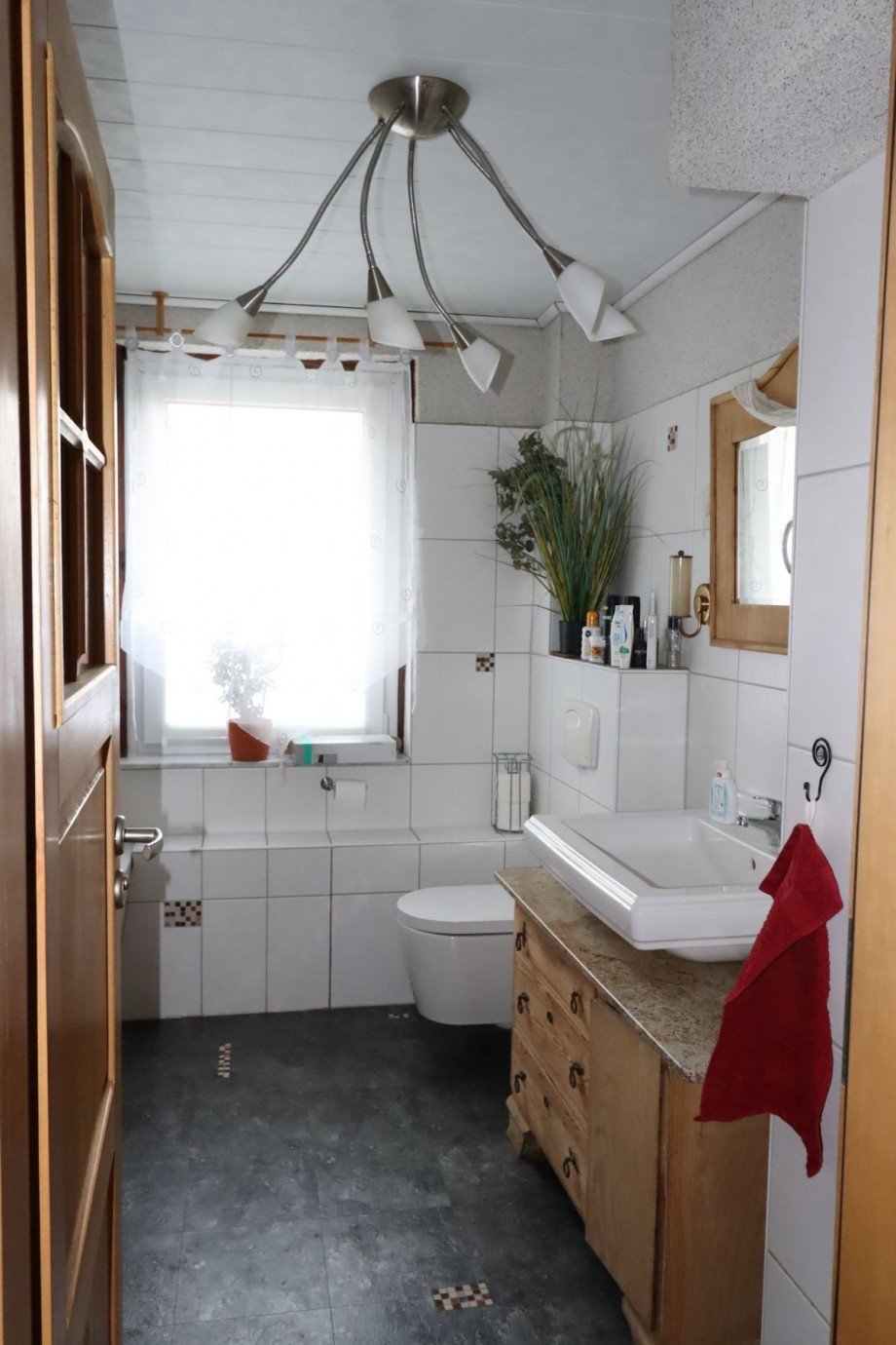 Badezimmer mit Badewanne und Fenster Einfamilienhaus Salzgitter Salder